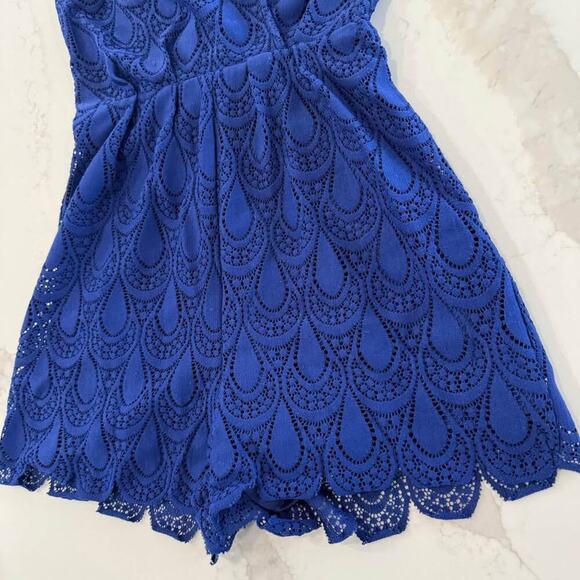 Francesca's Lace Romper Short Jumpsuit Women's XS V-Neck Lined Blue Lace Zip Up - Picture 2 of 7